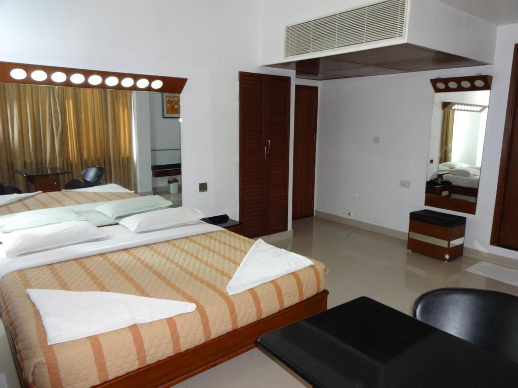 Lotus Comfort - A Pondy Hotel Pondicherry Eksteriør bilde