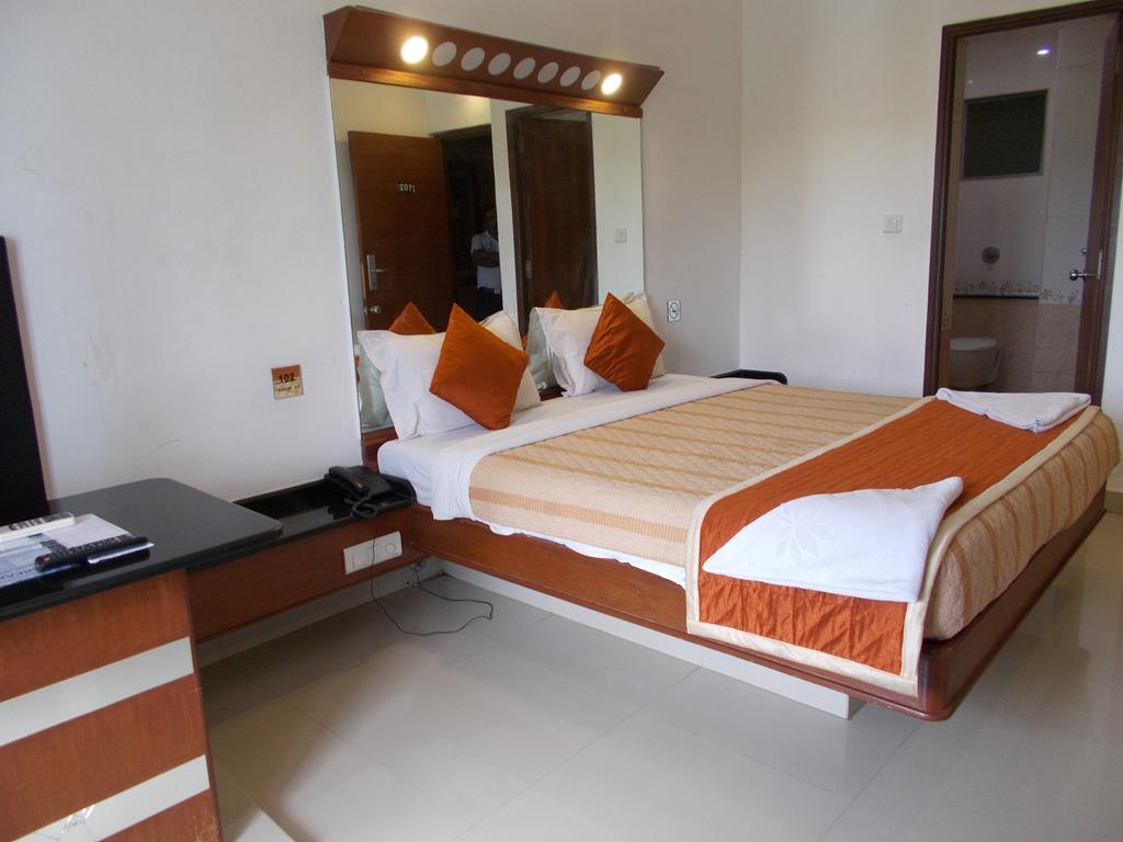 Lotus Comfort - A Pondy Hotel Pondicherry Eksteriør bilde